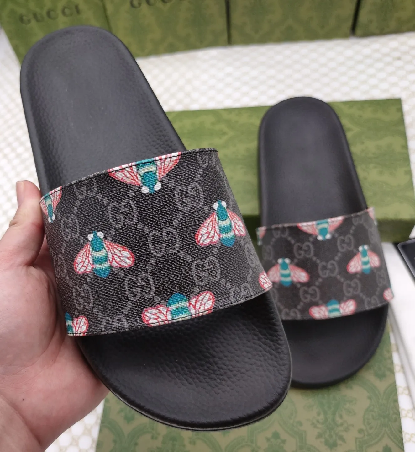 👟👟Ex-factory price 220👟👟 Couple model 🎗Gucci "Gucci" slippers, a much-anticipated one, so beautiful that it will melt your hearts❤,! It is simply a masterpiece of extraordinary craftsmanship. It is a must-have for everyone. It is made by open molding. The foot feels Q-elastic and super soft. The upper foot is super delicate. Size number (35~47), exclusive model, with many layouts, there is always one you like🎉🎉